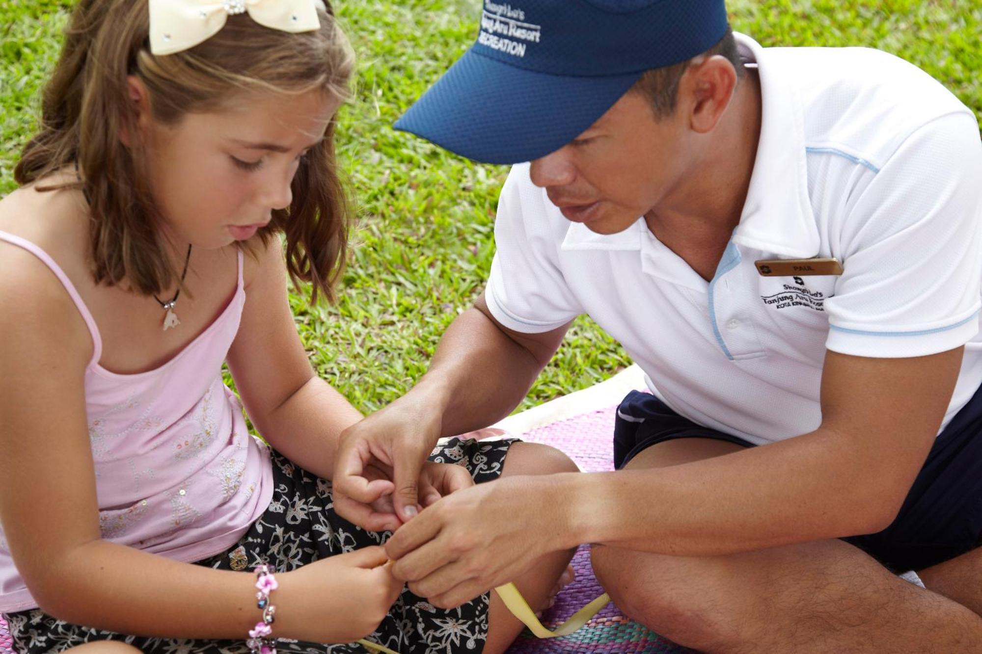 Shangri-La Tanjung Aru, Kota Kinabalu Exterior photo A Scout Leader helping a Girl Scout with her first aid badge